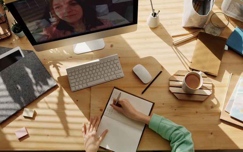 Pessoa fazendo curso online gratuito pelo computador
